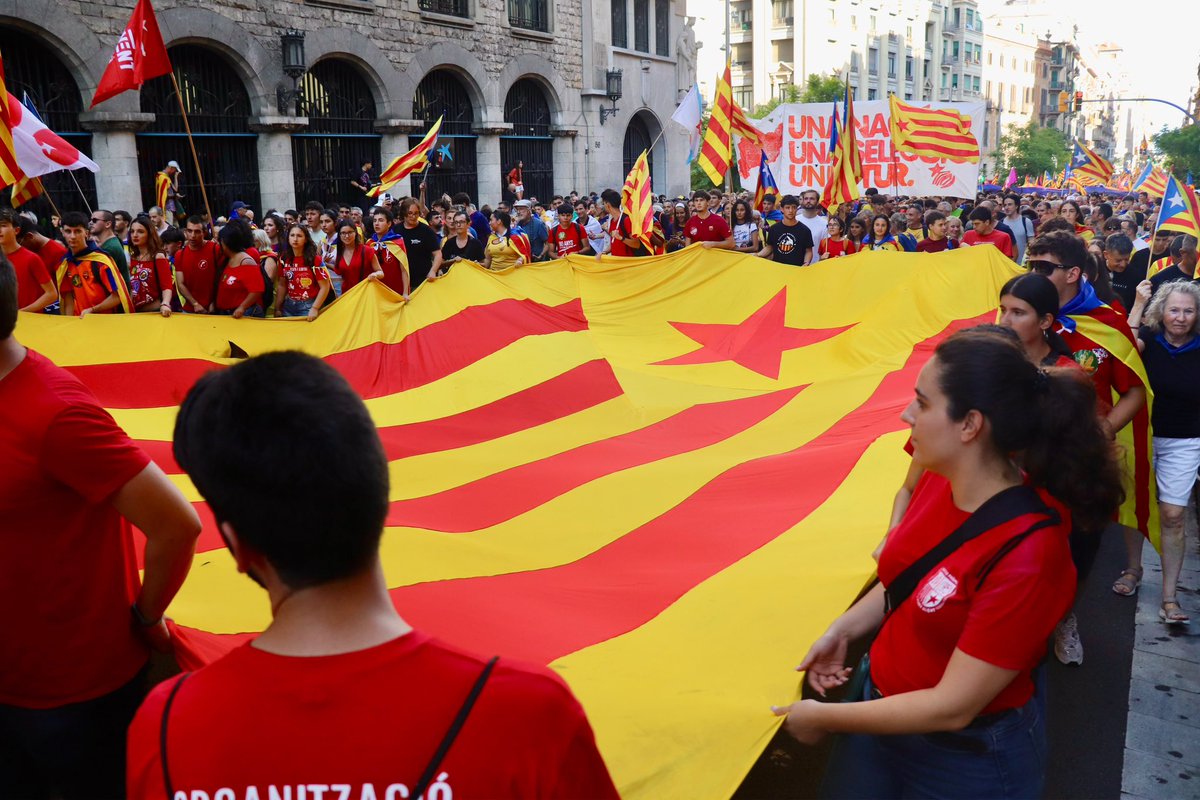JoventRepublica's tweet photo. Un any més, per la Diada Nacional de Catalunya, el jovent organitzat hem sortit als carrers per fer un clam per la independència💥

✊ La lluita continua fins a l’assoliment de l’alliberament nacional i l’emancipació social, fins a la llibertat! https://t.co/31yLPOYVhi