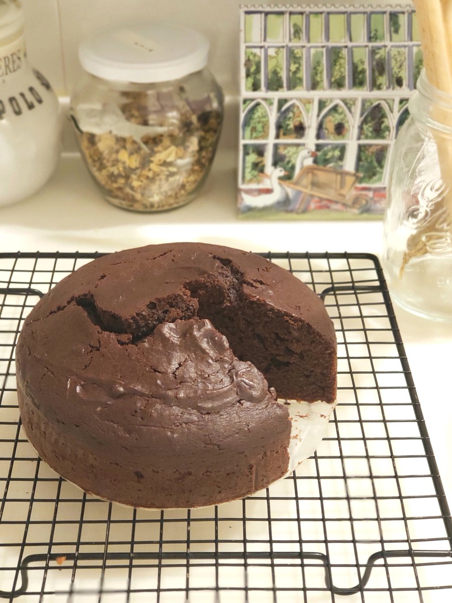 may_ennui's tweet photo. チョコレート&amp;ヨーグルトケーキ

お世話の合間に作りました。
（林檎のケーキを作る時間はとれず）

水切りヨーグルトを入れています。バター不使用なので比較的ヘルシーなケーキです。ふわふわ✨ https://t.co/dGlR2BKWWv