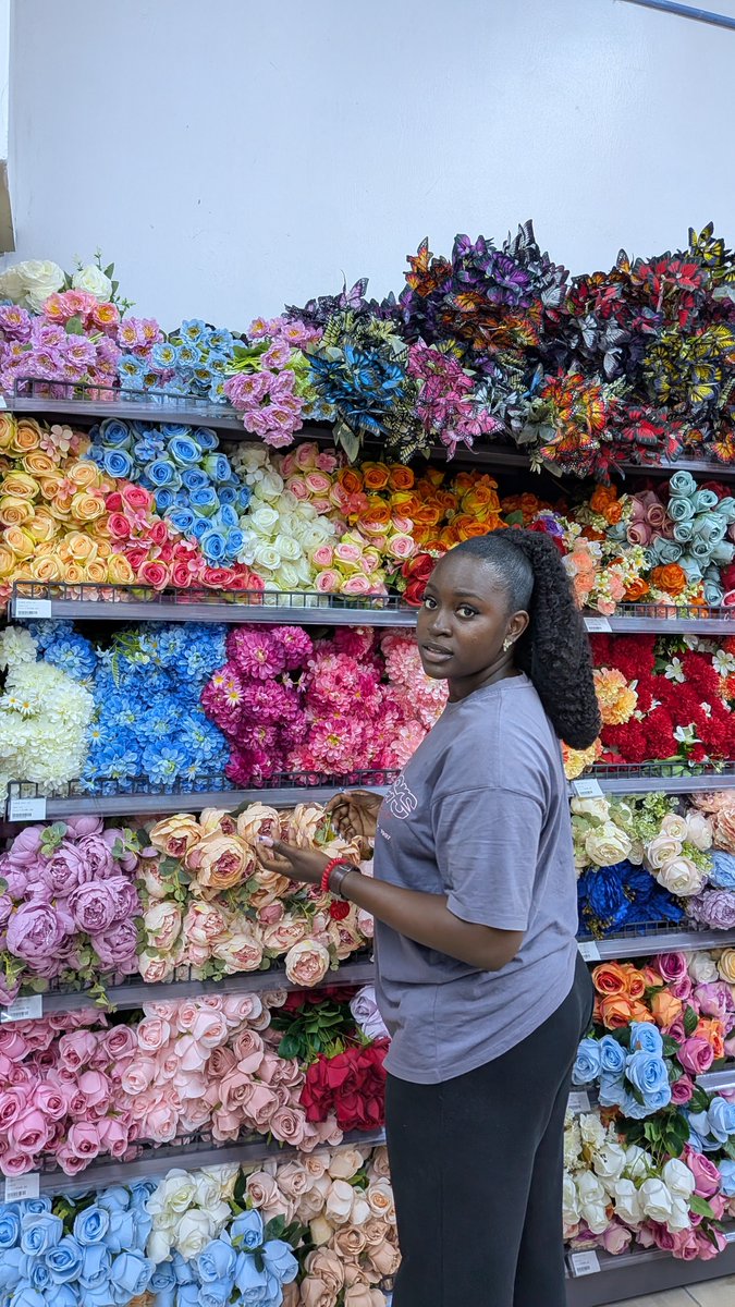 Armaaneth's tweet photo. I'd take all the flowers I can 🤭✨ https://t.co/VyCITCu5zH