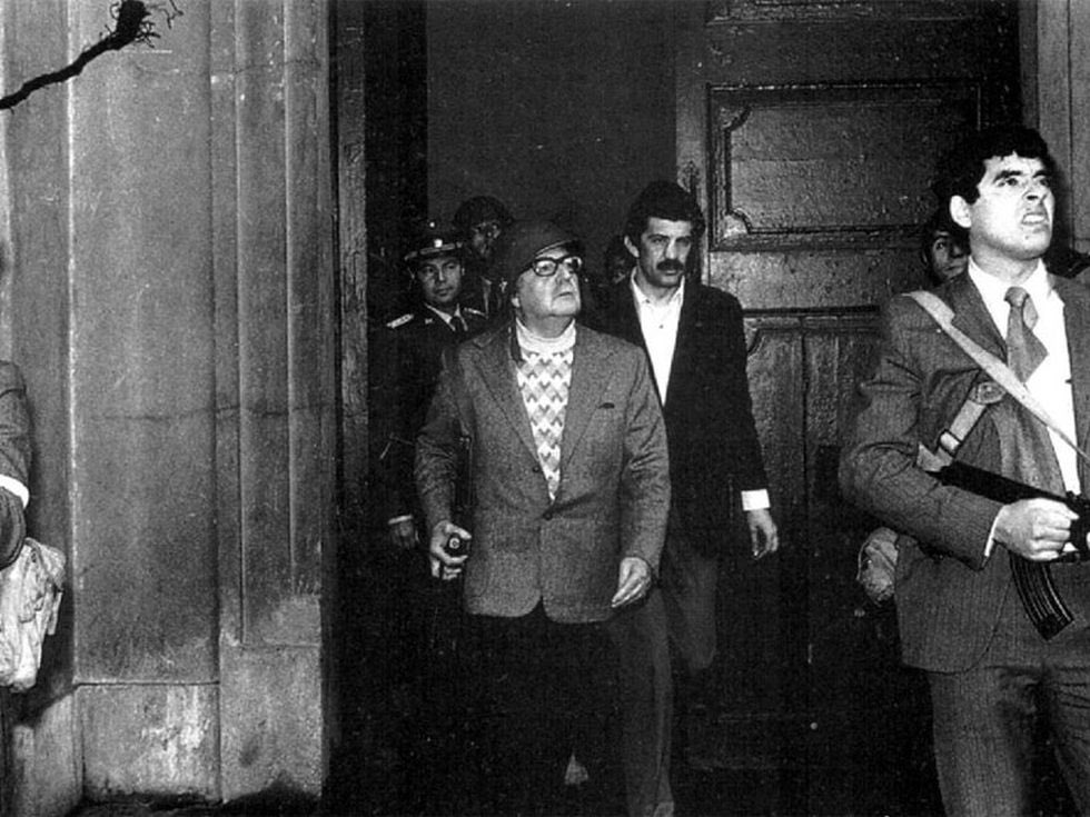 jordiakme's tweet photo. La masa la emprendió desde el Paralelo, por la Ronda hacia arriba, retumbaban los gritos de “Muera la dictadura chilena”, “Pinochet asesino”, “policia asesina”. Fue terrible ese 1973, llevábamos en el cuerpo y en el alma magulladuras considerables…

https://t.co/R6IPKGBV8v https://t.co/CwaAna3jjn