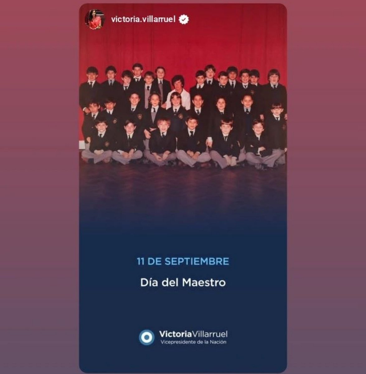 todo_xargentina's tweet photo. 🇦🇷| La vicepresidente Victoria Villarruel recordó el Día del Maestro con una tierna foto de cuando era niña, junto a sus compañeros de escuela, en una clásica foto grupal del grado.

❤️ Un recuerdo de su infancia para homenajear a todos los maestros argentinos en su día. https://t.co/rFTh5eBeXw