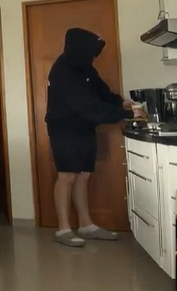 lawwwty's tweet photo. aca tienen a un indigente haciendose un cafe en la mafia house https://t.co/qeyIQAKvk7