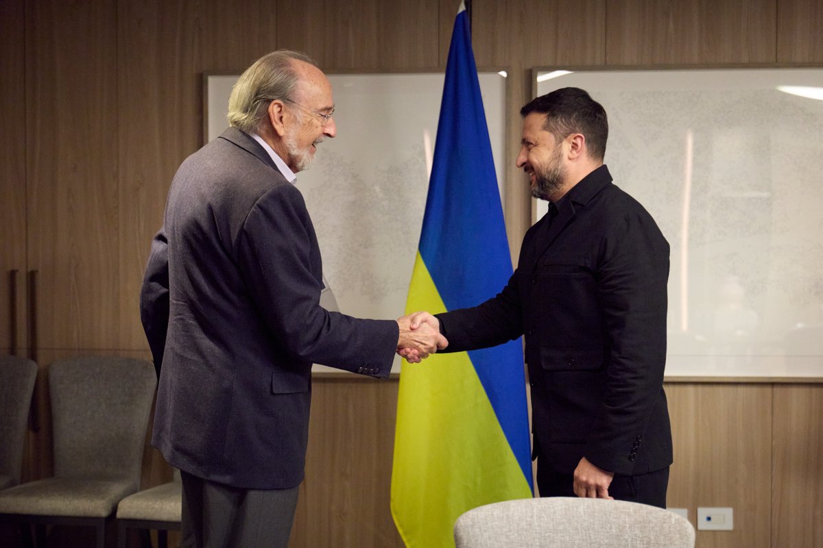 ZelenskyyUa's tweet photo. Зустрівся з підприємцем і меценатом Джеймсом Темертеєм. Дякую за відчутну підтримку українців та українок. Це справді має значення, що наша громада тут, у Канаді, та канадці українського походження активно допомагають Україні. Поспілкувалися про ситуацію з повітряними ударами, які росіяни щодня ескалують, щоб максимально нашкодити звичайному життю. Також про те, що може допомогти з існуючими викликами. Важливо, щоб Україна залишалас�� у фокусі уваги світу, і я дякую кожному, хто цьому сприяє.