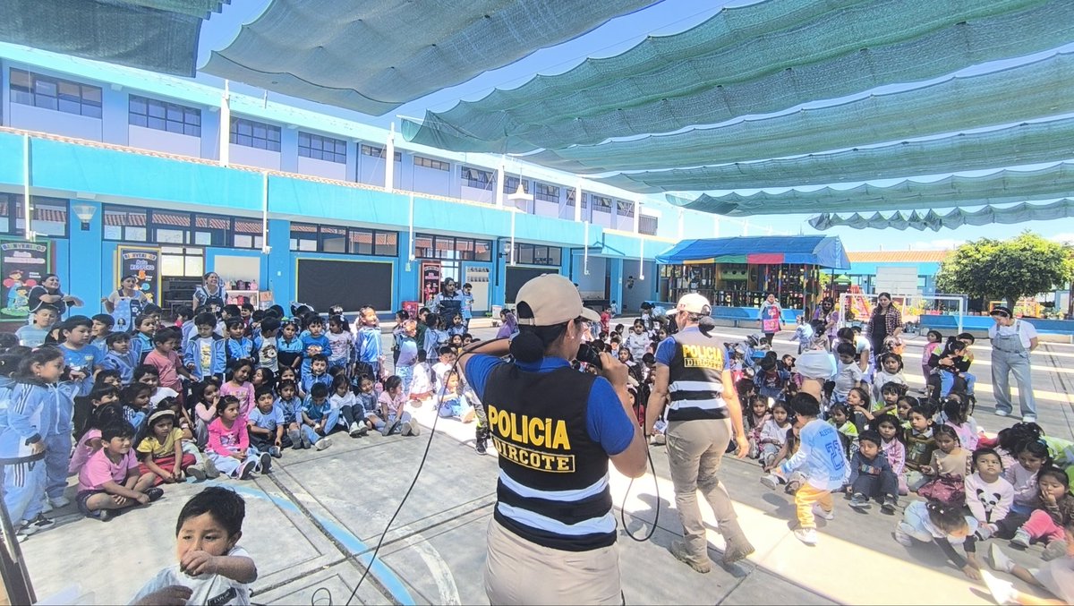 Dircotepolicia's tweet photo. 🧒🌈🇵🇪 DIRCOTE PNP | AULAS DE PAZ
En la G.U.E. “Gonzales Vigil” – Huanta, compartimos con los más pequeños juegos, dinámicas y mensajes sobre respeto, solidaridad y convivencia pacífica.
🌱🕊️ Sembrar valores desde la infancia es construir un futuro en paz.
#DIRCOTE #PNP https://t.co/8siRukgq9A