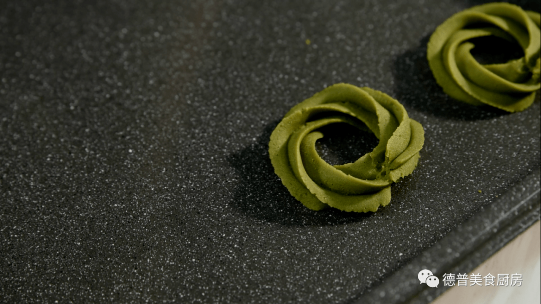 spely591741's tweet photo. Sharing my new favorite matcha cookies with my crew—crispy, sweet, and just the right amount of matcha kick! Who wants a bite https://t.co/PIP5wTAYOO