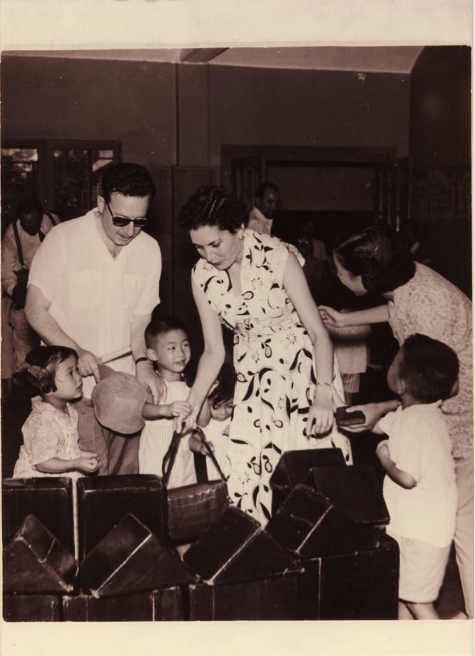 ChinaEmbajada's tweet photo. A 53 años de su muerte, honramos al expresidente Salvador Allende, pionero de la amistad entre Chile y China. En 1952 fundó y presidió el Instituto Chileno-Chino de Cultura, y en 1970 impulsó las relaciones diplomáticas entre ambos países. https://t.co/UfgmPqOYFe