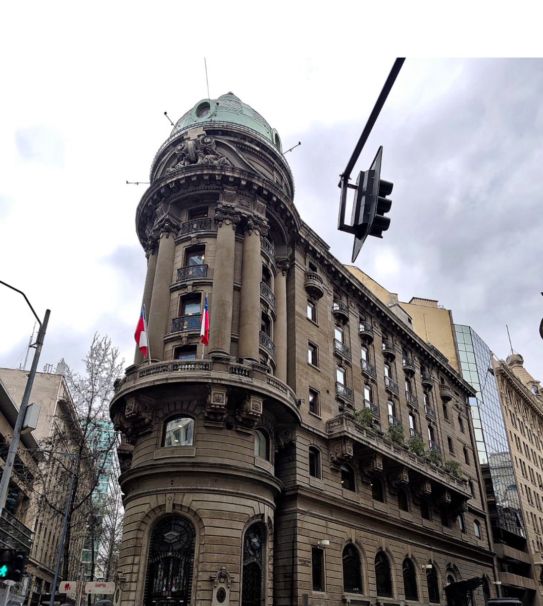 EmbajadaEcuChl's tweet photo. 📚La embajadora Lotty Andrade visitó al director de la Academia Diplomática “Andrés Bello”🇨🇱, embajador Jorge O’Ryan Schütz, con quien revisó los mecanismos de cooperación con la Academia Diplomática“Galo Plaza Lasso”🇪🇨y nuevas iniciativas relacionados con diplomacia científica. https://t.co/SBVU6iivmT