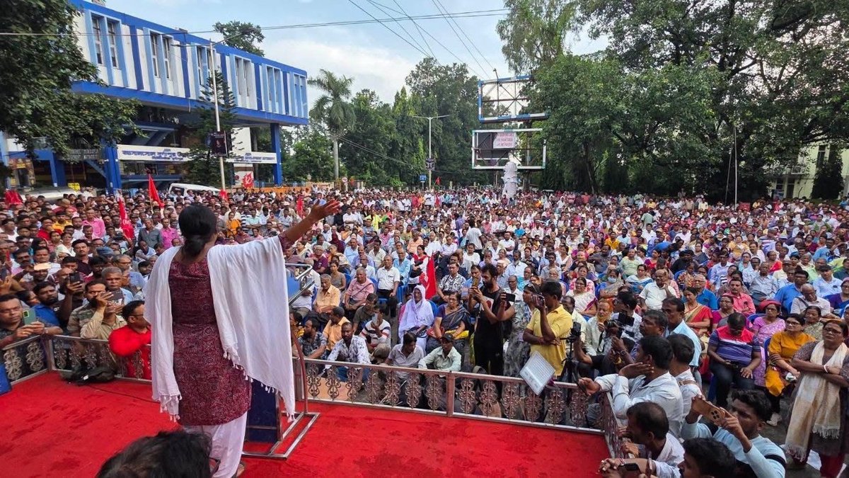 cpimspeak's tweet photo. CPI(M) Paschim Bardhaman District Committee held a massive public meeting at Durgapur City Centre today on the theme, “Protect Durgapur – Towards a Progressive and Harmonious Durgapur.” Central Committee member Meenakshi Mukherjee and State Committee members Gouranga Chatterjee and Shatarup Ghosh addressed the gathering. Durgapur residents thronged to the meeting despite threats and intimidation by the Vishwa Hindu Parishad and allied Hindutva organisations.