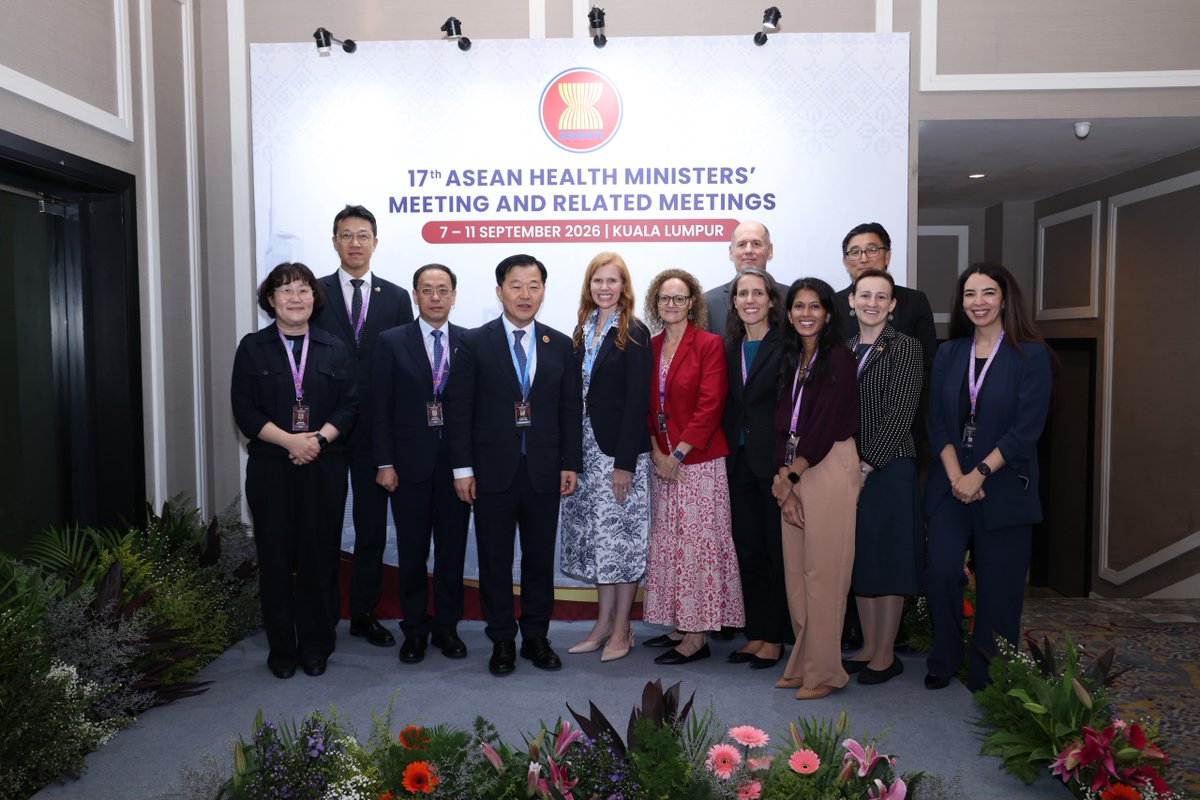 HHS_Global's tweet photo. Director Kozma met with Republic of Korea’s Vice Minister of Health and Welfare Lee Hyung-Hoon @mohwpr. Great discussion on health security cooperation. The U.S.–ROK health partnership continues to be one we value deeply. https://t.co/dmxL8WZdUq