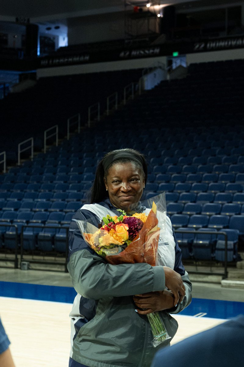 ODU_WBB's tweet photo. 🎉🏀 Happy Birthday to our legendary head coach DeLisha Milton-Jones! 

All of us at Monarch Nation are wishing you a day filled with all the celebration you deserve! 💙👑

#ODUSports | #ReignOn | #Monarchs https://t.co/gnYpVOlCfV