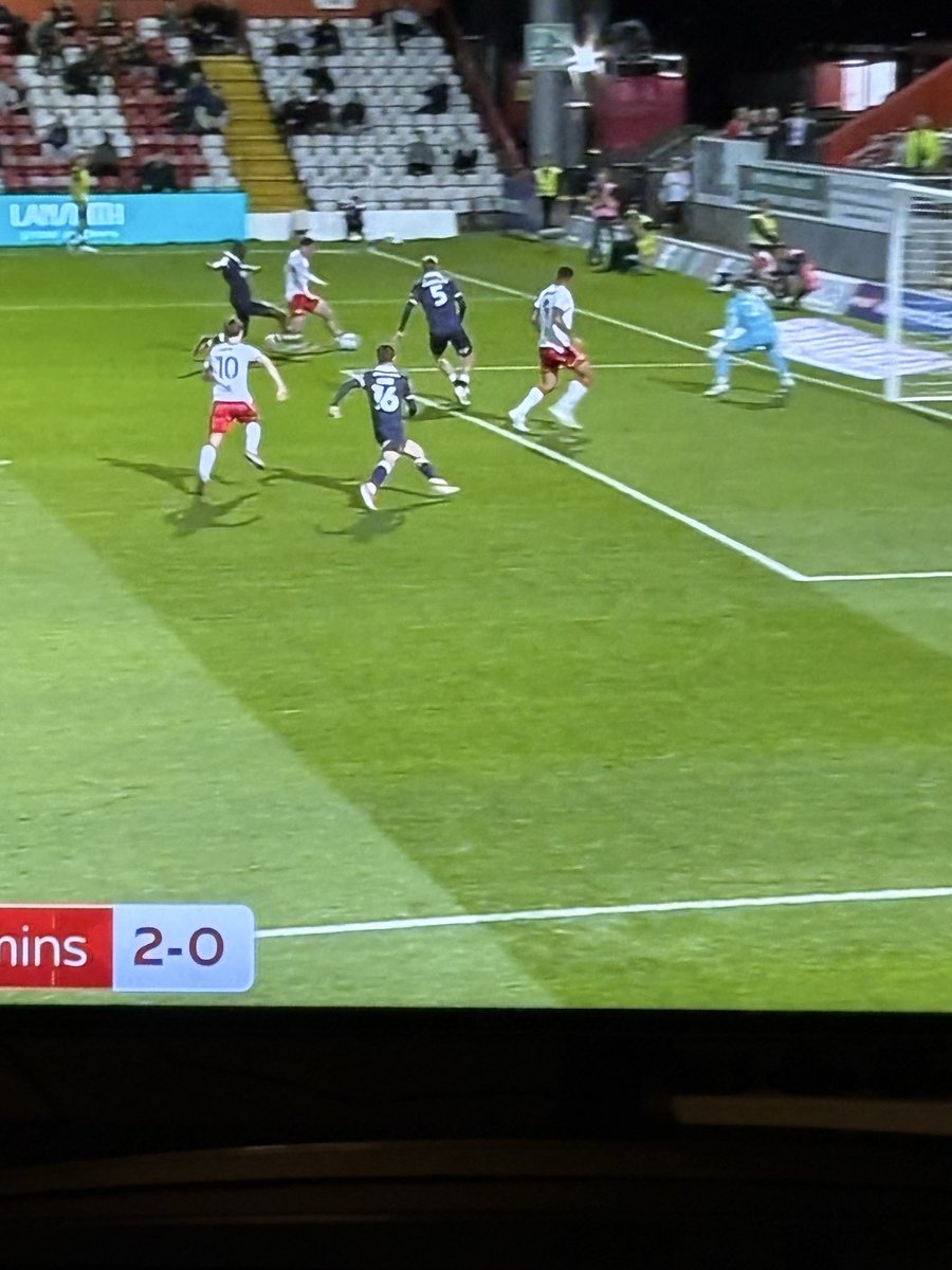 LutonVenezuela's tweet photo. Una de las cosas deo mal arbitraje es el segundo gol del stevenage que claramente estaba en off side. https://t.co/P2ESXDtNeM