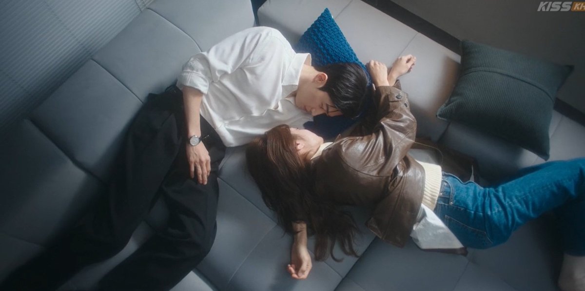 naan_jaan's tweet photo. This parallel. From sleeping across from each other to sleeping in each other's arms! This is my fav kind of parallel! My heart😭😘💞
#MyBiasMyBoss #KangHoon #KimHyejun https://t.co/CZoTfzL493