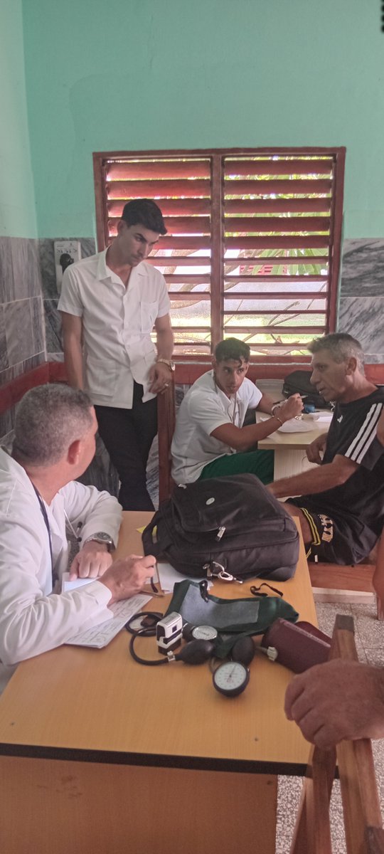 IrinaMirka1816's tweet photo. Participamos hoy en la entrega de guardia General del Hospital General Dr Gustavo Aldereguia Lima. 
Se recorren diferentes servicios conjuntamente con directivos de la institución. 
#CubaPorLaVida 
#CubaEsSalud
#PorGibaraJuntoCreamos https://t.co/gexjEuovmI