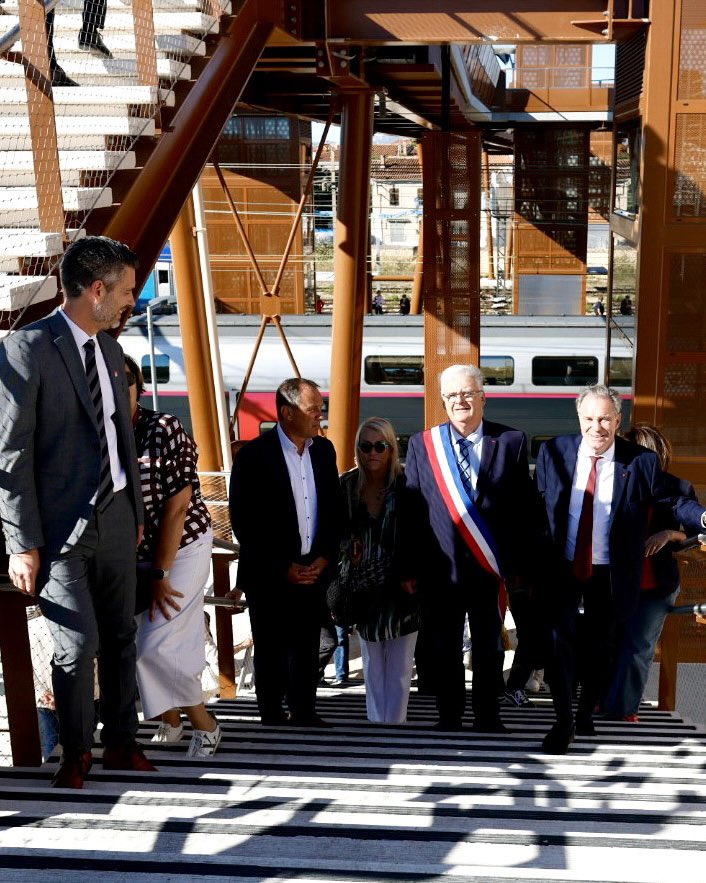 RenaudMuselier's tweet photo. À la gare de Miramas, une nouvelle passerelle !

Ici, nous rendons + accessible et mieux reliée, la 3e plus grande gare du département.

Quand l'État, la Métropole, la Région et la SNCF travaillent ensemble, c'est tout le territoire qui gagne !! https://t.co/fvq58WEbHO