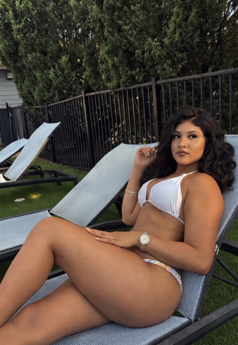JohnnyBe93j's tweet photo. This girl is asking for it 😩 https://t.co/lWcw38B3nn