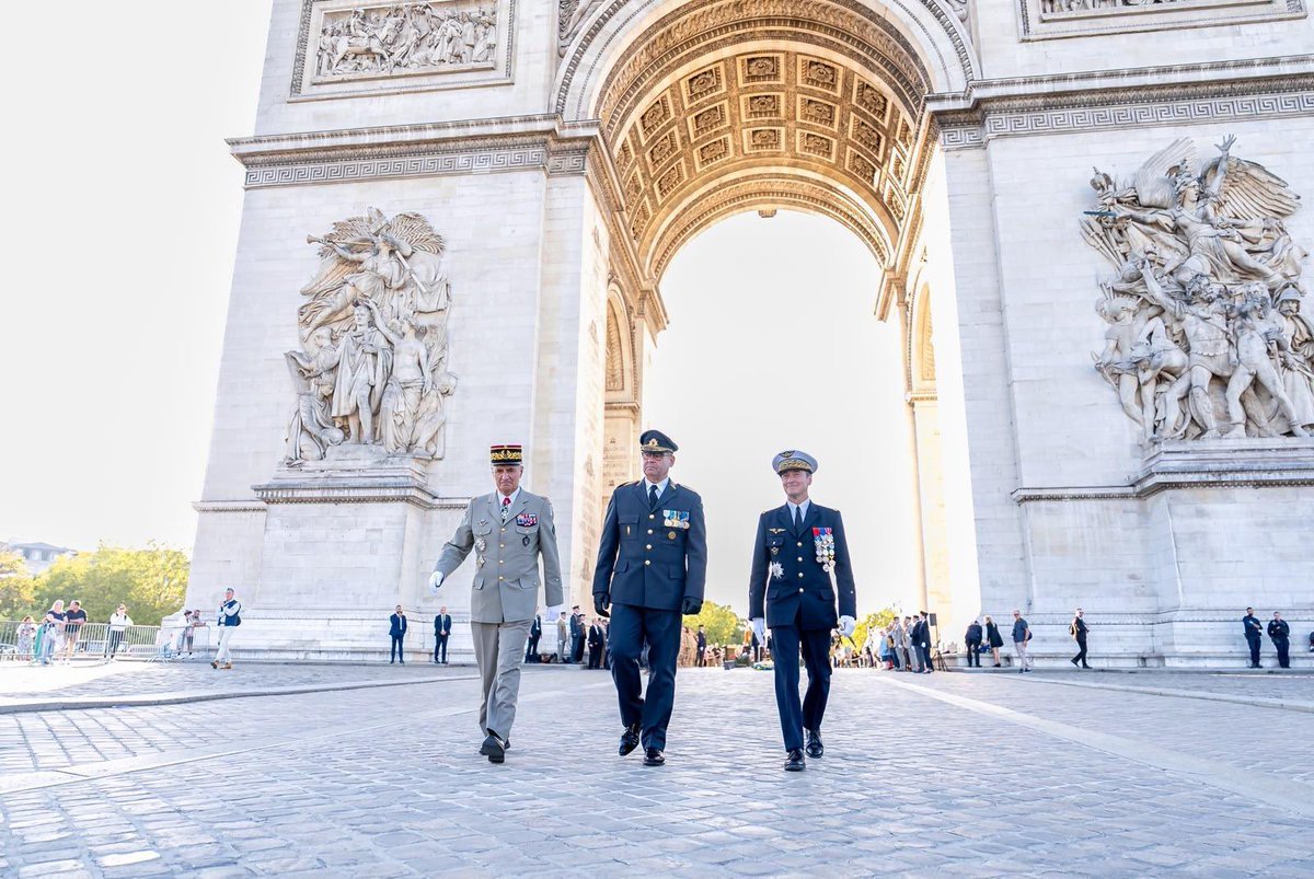 CEMA_FR's tweet photo. 📍Paris | Alliés dans l’Union européenne, alliés dans l’OTAN, partenaires stratégiques. 🇫🇷🇸🇪

Le comité des chefs d’état-major franco-suédois s’est réuni à Paris, en présence du major général des Armées, du @CEMAT_FR, du @CEMM_FR, du @CEM_AAE et de nos homologues suédois. Nous avons partagé nos appréciations de situation en Europe notamment, et nos réflexions dans des domaines variés : opérations militaires, développement capacitaire, ressources humaines, soutiens.

Notre partenariat de défense, renouvelé en 2024, renforce notre coopération et nos capacités d’action. Nos équipements communs nous permettront demain d’avoir une interopérabilité maximale : frégate de défense et d’intervention, avion de surveillance GlobalEye, missile METEOR.

À l’entrainement et en opérations, nos forces coopèrent et incarnent la volonté des nations européennes à être motrices pour la défense de leur continent.