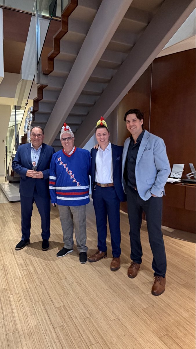 NATIONALPR's tweet photo. #ÉQUIPE | Hier, notre équipe de Montréal avait de belles raisons de célébrer! 🎉

Nous avons souligné les anniversaires professionnels de trois collègues qui contribuent, chacun à leur façon, à faire grandir NATIONAL et à enrichir notre équipe au quotidien :

👏 François Crête , 15 ans
👏 Hugo Morissette, 10 ans
👏 Marc Desmarais, 10 ans

Derrière ces 35 années cumulées se trouvent une foule de projets, de collaborations, de défis relevés et, surtout, de précieux moments partagés avec les collègues et les clients.

François, Hugo et Marc, merci pour votre engagement, votre expertise et tout ce que vous apportez à NATIONAL. Félicitations pour ce beau jalon! 🥂

#ÉquipeNATIONAL #AnniversaireProfessionnel #Montréal #RelationsPubliques #NATIONALpr