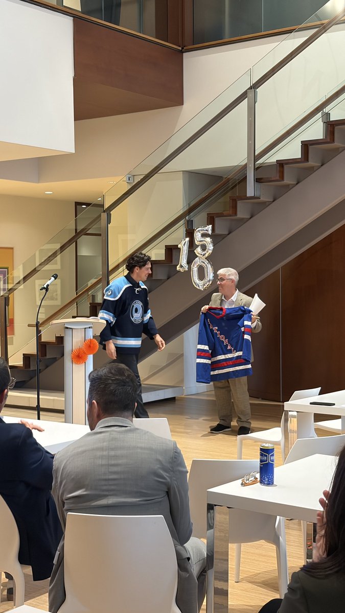 NATIONALPR's tweet photo. #ÉQUIPE | Hier, notre équipe de Montréal avait de belles raisons de célébrer! 🎉

Nous avons souligné les anniversaires professionnels de trois collègues qui contribuent, chacun à leur façon, à faire grandir NATIONAL et à enrichir notre équipe au quotidien :

👏 François Crête , 15 ans
👏 Hugo Morissette, 10 ans
👏 Marc Desmarais, 10 ans

Derrière ces 35 années cumulées se trouvent une foule de projets, de collaborations, de défis relevés et, surtout, de précieux moments partagés avec les collègues et les clients.

François, Hugo et Marc, merci pour votre engagement, votre expertise et tout ce que vous apportez à NATIONAL. Félicitations pour ce beau jalon! 🥂

#ÉquipeNATIONAL #AnniversaireProfessionnel #Montréal #RelationsPubliques #NATIONALpr
