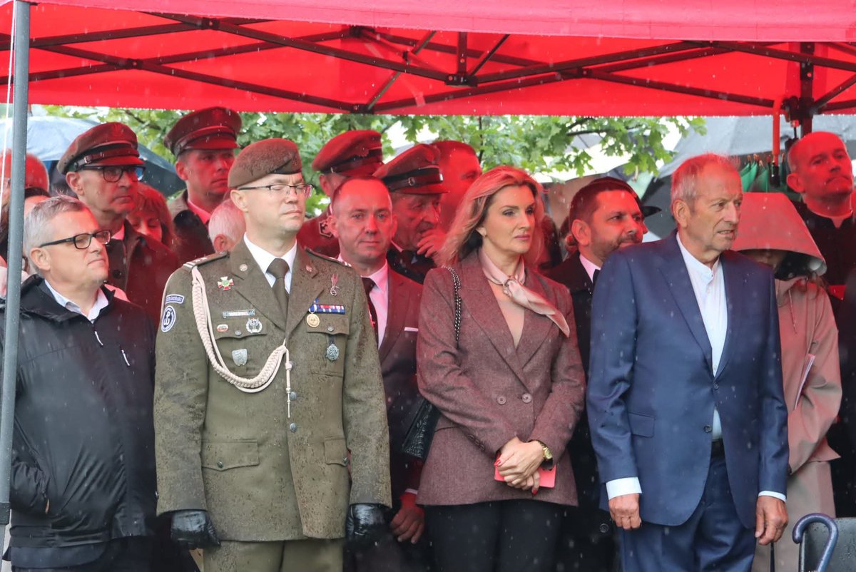 frydrych_joanna's tweet photo. 🇵🇱 Pamiętamy o tych, którzy bronili Birczy – żołnierzach i mieszkańcach, którzy stanęli w obronie swoich najbliższych.
Oddajemy hołd ich odwadze i poświęceniu. Pamięć jest naszym obowiązkiem.
#Bircza #Pamiętamy #Polska https://t.co/uFN7iqsUcf