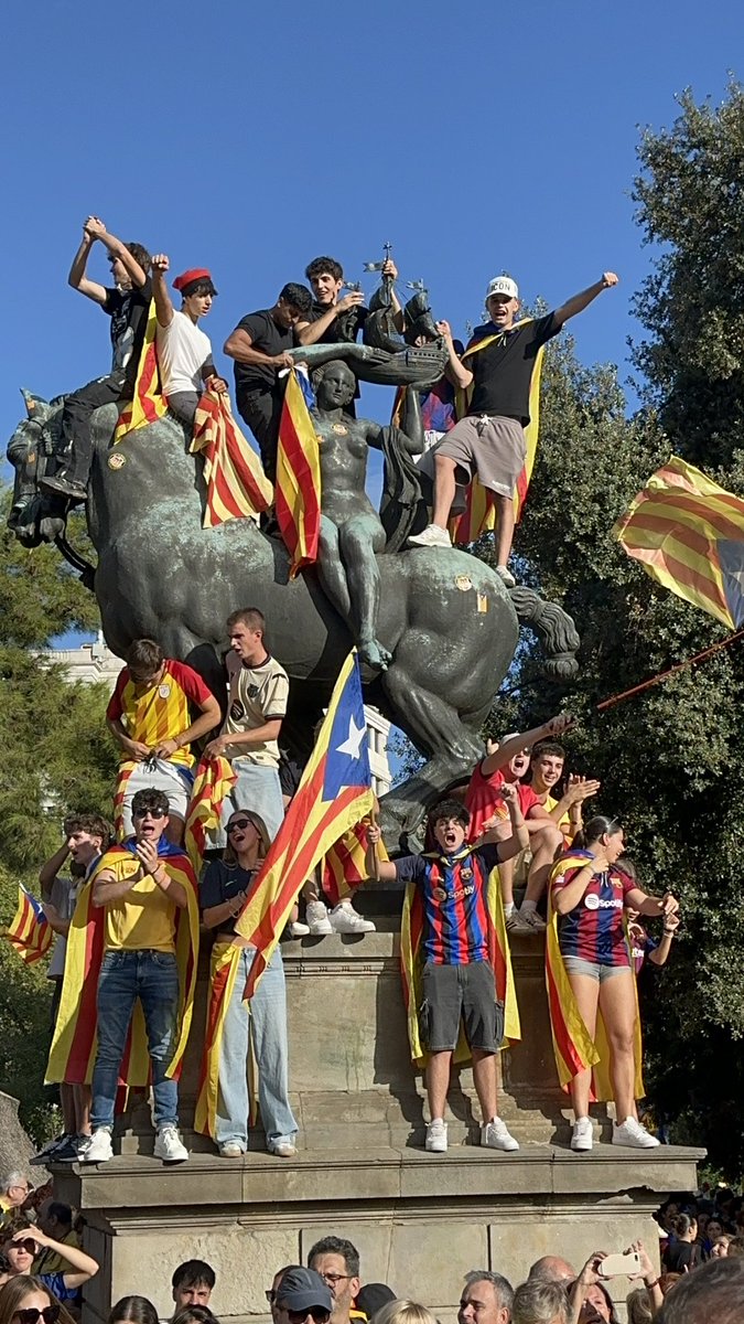CesarLagonigro's tweet photo. Tots aquells que dieu que el jovent no hi és, us puc assegurar que el jovent HI SÓN ||*||
Avui molts heu preferit marxar de Pont, i en canvi ells han sortit al carrer, per participar en la manifestació de la Diada Nacional de Catalunya.
ORGULLÓS DEL NOSTRE JOVENT !!! https://t.co/eq53wZ1Eon