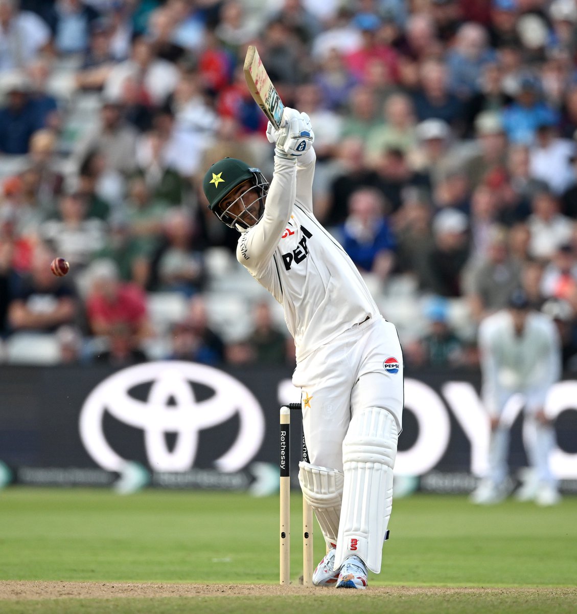 TheRealPCB's tweet photo. 9️⃣ sixes in a destructive knock 🔥

Which of Razaullah's big hits was your favourite❓

#ENGvPAK | #PakistanCricket https://t.co/zwAn8rFD0K