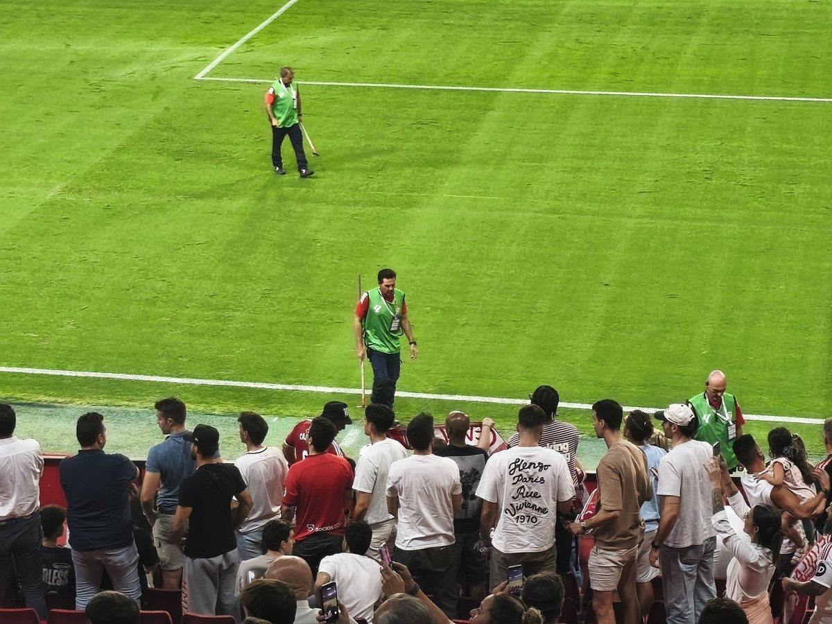 dieegodpaz's tweet photo. La plantilla al completo del @caja87basket presentes en el Ramón Sánchez-Pizjuán para presenciar el partido del @SevillaFC contra el Valencia. https://t.co/7GDy3uPhbk