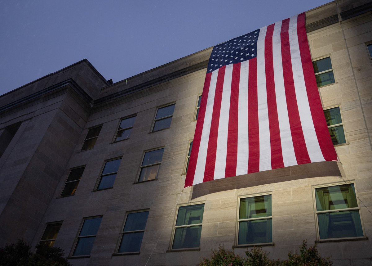 PFPAOfficial's tweet photo. 25 years ago, a flag was unfurled over the Pentagon impact site. This morning, we continued the tradition. PFPA honors the 184 lives lost here and reaffirms our promise to their loved ones: we will never forget their sacrifice. #NeverForget https://t.co/8mOUREEryE