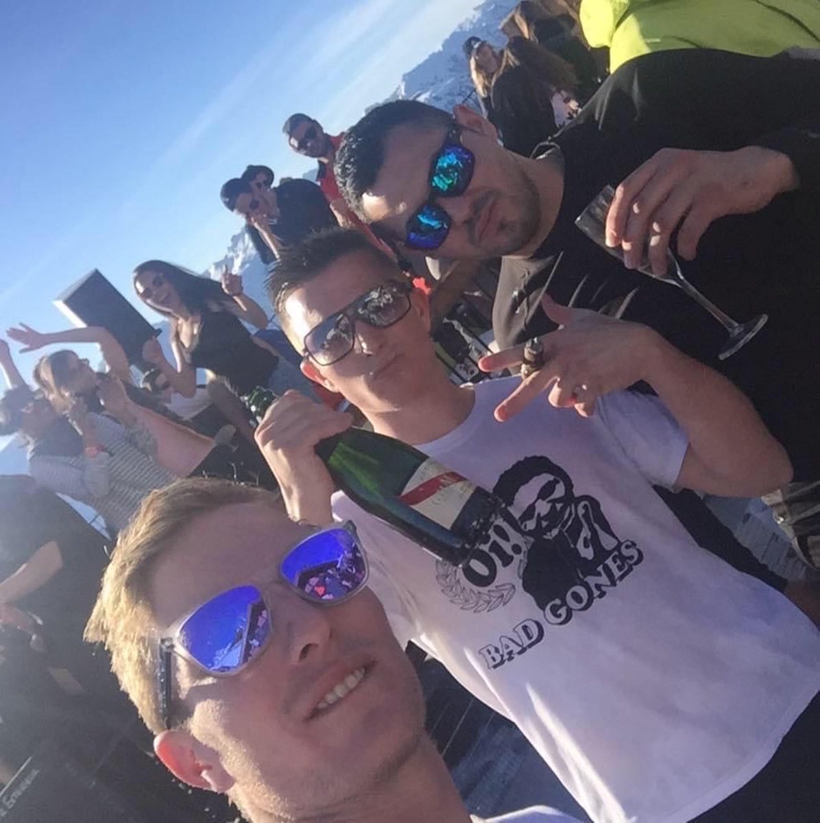 GonesDenBas's tweet photo. Puisque vous voulez jouer … 

Des saluts naz* postés directement sur le compte officiel 

Ou encore « Nico » un capo des Bad Gones en train de faire un bon petit salut Kuhnen

😌😌 https://t.co/GBclMbEuCc