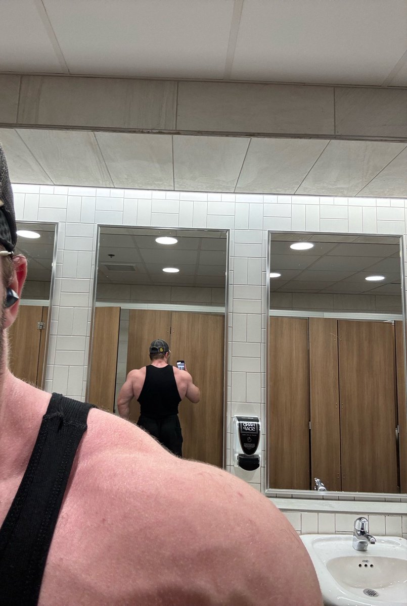 anbolicgorilla's tweet photo. Back pumped 

21 years old - 250lb 

#bodybuilding #denseback #biceps https://t.co/uMSgRtUJrP