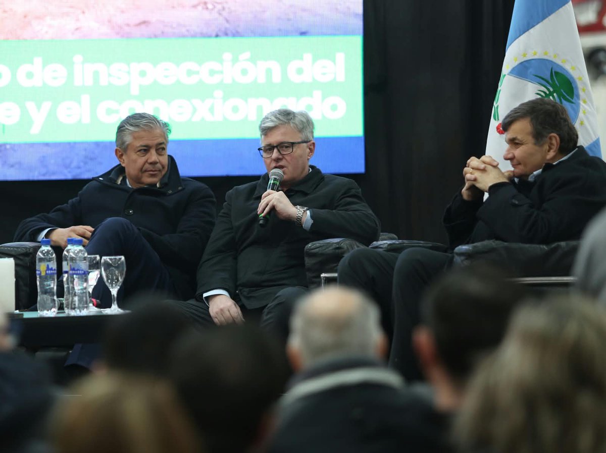 Rolo_Figueroa's tweet photo. LA COMARCA PETROLERA VUELVE A SER PROTAGONISTA

Inauguramos en Plaza Huincul una nueva planta de Plastiferro, que incorpora tecnología única en el país para producir tuberías destinadas al agua, gas y petróleo. Es más industria, empleo local y oportunidades para nuestra gente.

Estamos trabajando en equipo con los intendentes de Cutral Co y Plaza Huincul para que el Proyecto GNL, que impulsamos junto a YPF, sea una realidad. Los neuquinos creemos en un Estado ordenado, eficiente, presente y que incentive la iniciativa privada.
