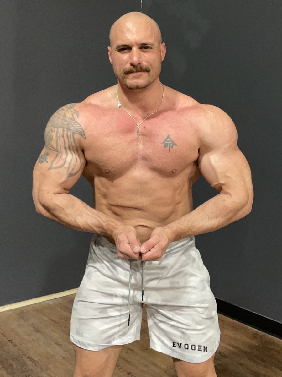 jayd3cwv's tweet photo. The delt and chest pumpitude was intense tonight🔥 https://t.co/qF8pS8jySa