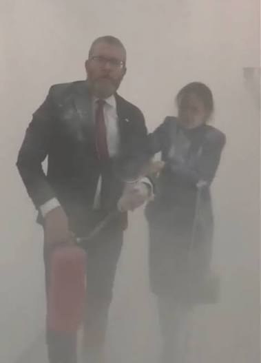 FrontCnot's tweet photo. Nowy Jork, 11.09.2001
Strażak z Polski ratuje kobietę wyciągając ją z ruin północnej wieży Word Trade Center chwilę po zawaleniu. https://t.co/L6SeImC5Qm