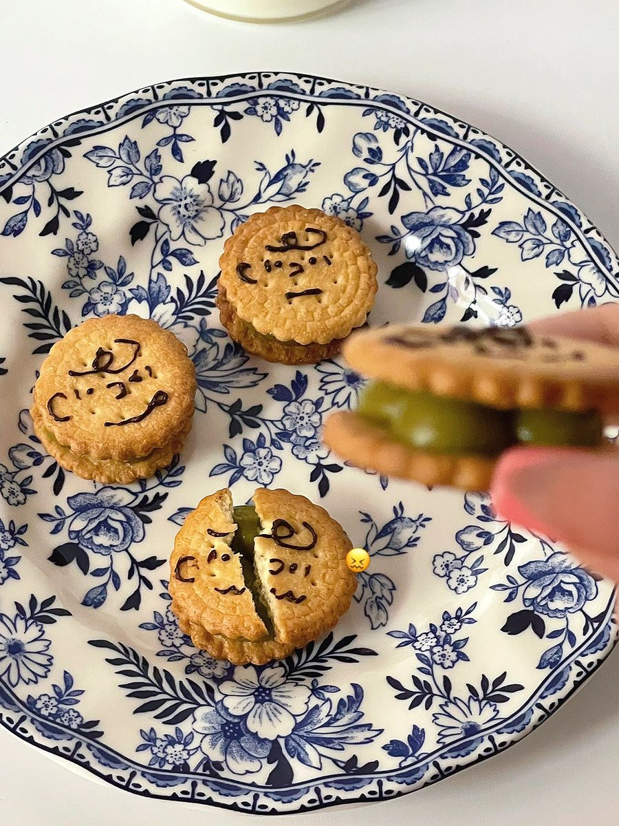 ailos340082's tweet photo. Got extra homemade chocolate chip cookies from the bake sale! Dropped a plate by my neighbor’s door with a little note—sharing small joys makes the block feel like home. https://t.co/jA41ehqBHz