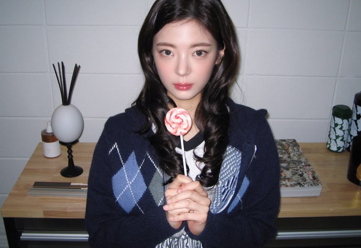 hourlyjisu's tweet photo. https://t.co/3BefNDMnVg