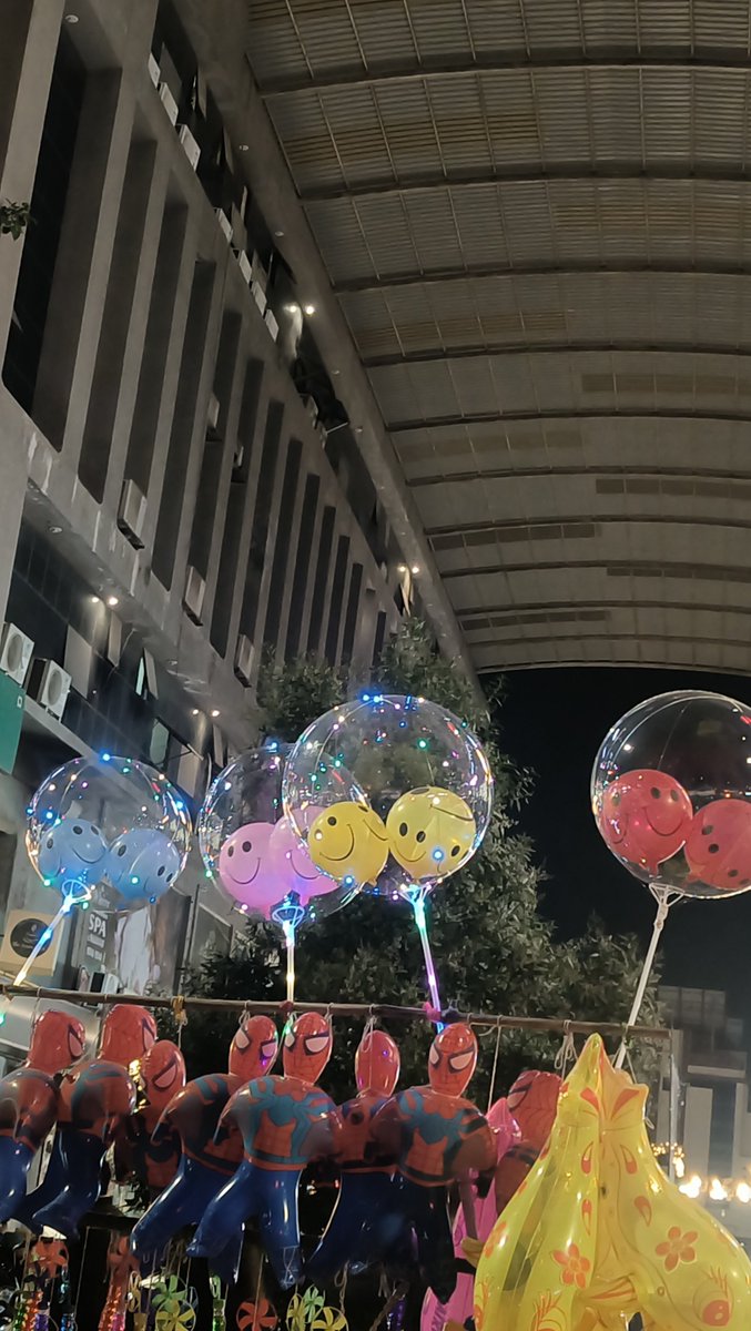 NyatiDarshan's tweet photo. A balloon has a face, eyes, smile, a purpose to be sold and  a relationship with someone who calls it theirs. But no identity, awareness, intention, happiness and sense of belonging. It has almost everything we associate with a life except life itself. How different are you? https://t.co/zNxYdUWGZD