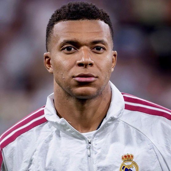 lejournaldureal's tweet photo. 🚨 Kylian Mbappé : « Des différences d’ego entre le PSG et le Real Madrid ?

Toutes les vestiaires ont ce genre de personnes, même ceux sans stars.

Ma dernière année au PSG, à part moi, il n’y avait pas d’étoiles.

Ousmane est vraiment devenu une star plus tard.

Les gens associent toujours l’ego aux stars. Et pourtant, j’ai vu des joueurs à qui personne ne demandait même une photo ou un autographe, avoir d’énormes egos.

Beaucoup de gens ont des egos, et pas seulement les joueurs. Aussi des gens qu’on ne voit pas, dans les bureaux. » @lequipe