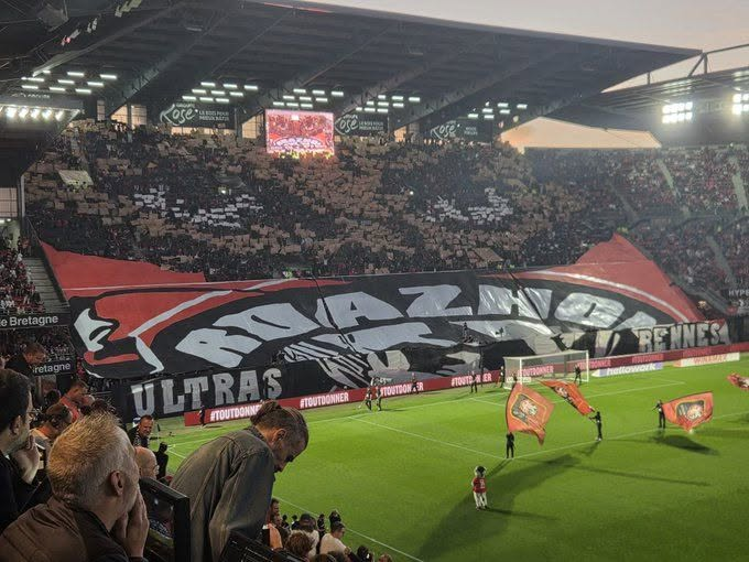 _FootPlus's tweet photo. 🏟️ Ambiance de folie ce soir au Roazhon Park !
Le RCK a une nouvelle fois mis le feu avec un tifo grandiose :
« ROAZHON » écrit en lettres géantes.
Une véritable ambiance d’Ultras ❤️🖤.
#SRFC #RCK #SRFCOM 👊⚽ https://t.co/jqwOOnNW89