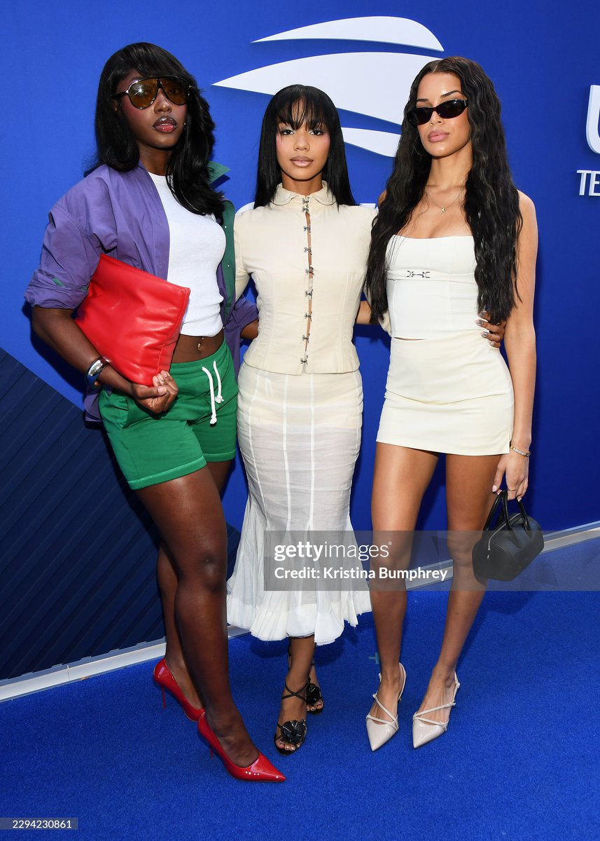 suckaworld's tweet photo. aniya, melanie, and kayda CHEWED https://t.co/8dLp4hO1xu