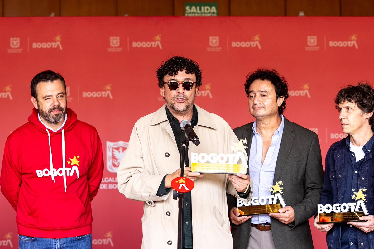 CarlosFGalan's tweet photo. Varias generaciones de bogotanos crecieron con sus vecinos y oyendo las canciones de Poligamia. 

Hoy les entregamos el reconocimiento Embajadores Marca Bogotá a Andrés Cepeda, Juan Gabriel Turbay, Gustavo Gordillo, Fredy Camelo y César López, miembros de Poligamia, una banda que, junto a otros talentos locales, abrieron el camino para que hoy Bogotá sea una ciudad de grandes conciertos, festivales y eventos. 

Todo nuestro reconocimiento por Poligamia y por sus carreras individuales, que han tenido un impacto positivo en la música y la cultura en Bogotá.