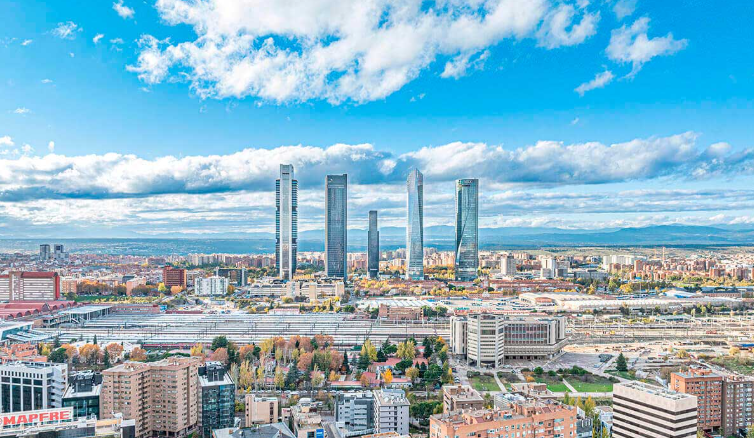 Paul_Tenorio's tweet photo. Mucha gente no soporta ver brillar a Madrid. 
Se les indigesta su excelente informe PISA, la NFL, la F1, el Bernabéu, el turismo, su atractivo para las empresas, que el votante les rechace. 
Esa es la razón de tanta bilis. Y de que estén intentando alterar el censo electoral https://t.co/ow2XtxIwNs