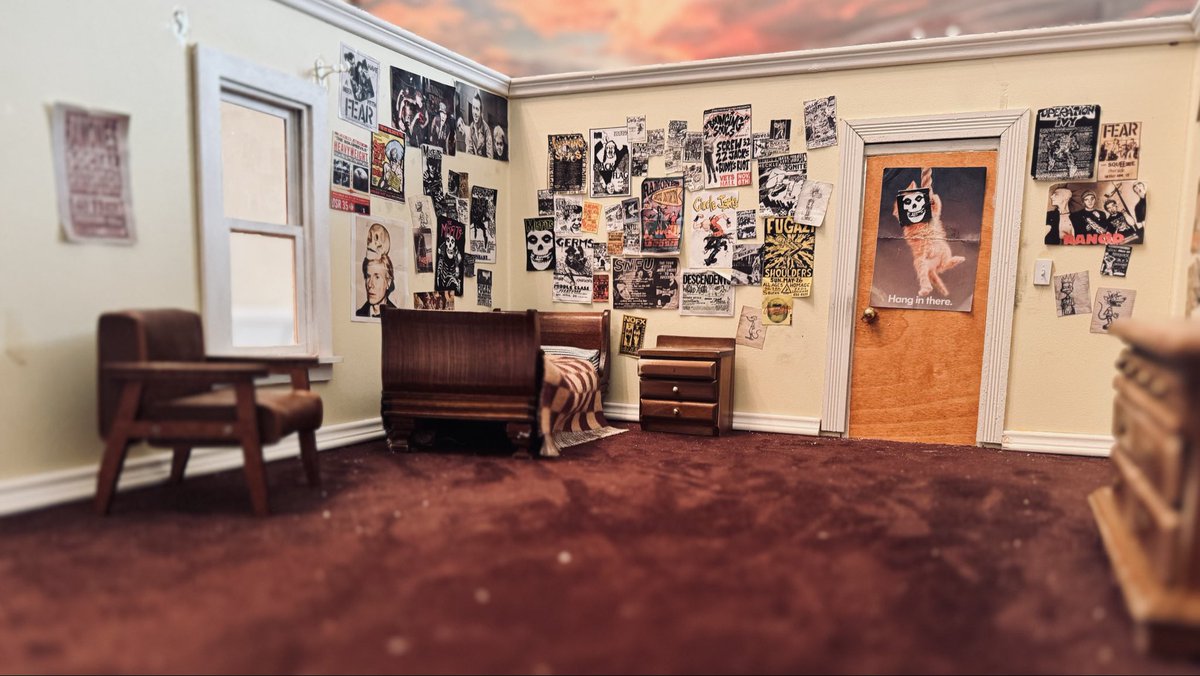 Yellowcard's tweet photo. Want one of the miniatures from the “Bedroom Posters” music video? 👀 We’re giving all five away!

Head to our pinned Instagram post to enter. Contest closes 9/14. Winners notified via DM.
👉 https://t.co/bdcUTRL7M7 https://t.co/nrTcuAvGy4