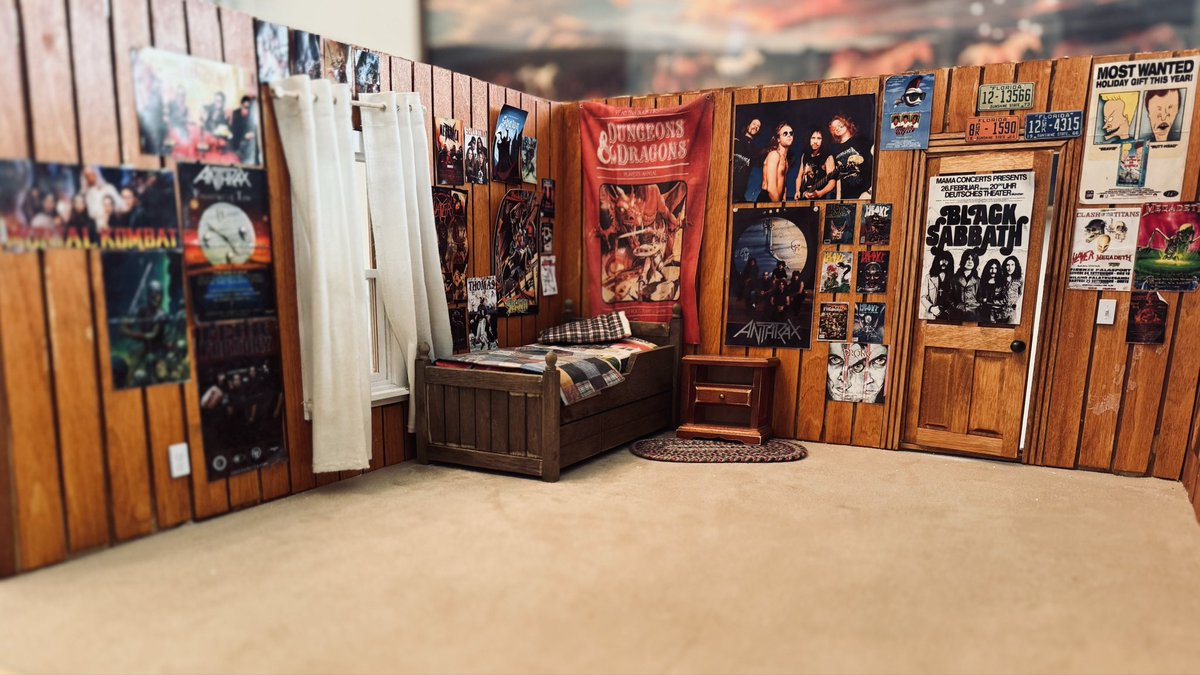 Yellowcard's tweet photo. Want one of the miniatures from the “Bedroom Posters” music video? 👀 We’re giving all five away!

Head to our pinned Instagram post to enter. Contest closes 9/14. Winners notified via DM.
👉 https://t.co/bdcUTRL7M7 https://t.co/nrTcuAvGy4