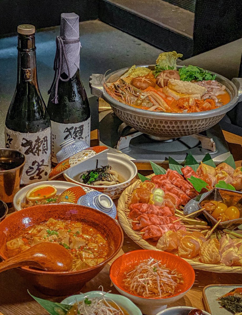 hoaxa573419's tweet photo. Midnight diner glow—warm miso soup, fluffy rice, and that quiet comfort only a late bite after a long day brings. https://t.co/rR63ouiK4i