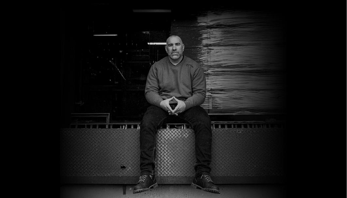 MoinSayiid's tweet photo. A jiu-jitsu guy lost everything in the recession.

His own factory started selling his designs to competitors.

So he cut down the trees behind his house and built his own.

Now it does $250M a year. https://t.co/tLoNEZKZ6m
