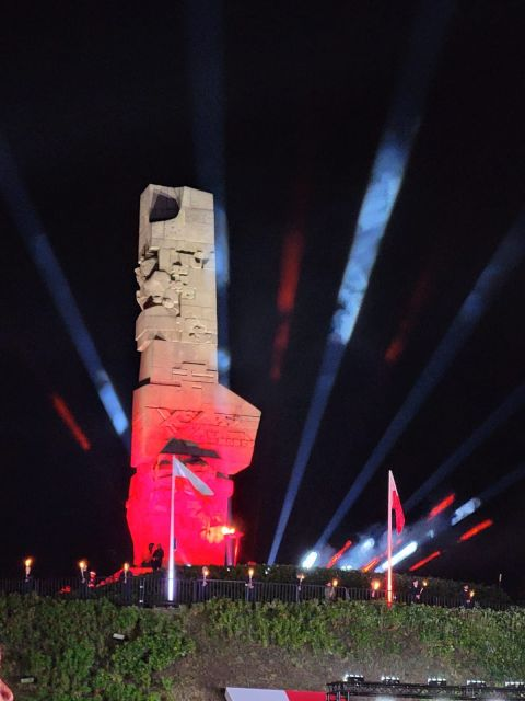annaocichowska's tweet photo. 1 września miałam zaszczyt uczestniczyć na Westerplatte w obchodach 87. rocznicy wybuchu II wojny światowej.

O godzinie 4:45, dokładnie w chwili, w której 1 września 1939 roku rozpoczął się niemiecki atak na Westerplatte, wspólnie oddaliśmy hołd tym, którzy stanęli w obronie swojej Ojczyzny, a także milionom ofiar największej tragedii XX wieku.

Westerplatte pozostaje miejscem szczególnym - symbolem odwagi, poświęcenia i pamięci, która powinna łączyć kolejne pokolenia. Uroczystość była również przypomnieniem, jak wielką wartością są pokój, bezpieczeństwo i wolność.

Prezydent Karol Nawrocki 🇵🇱 powiedział podczas obchodów: „Pamięć o 1 września wymaga od nas prawdy i odpowiedzialności”. To słowa, które szczególnie mocno wybrzmiewają właśnie na Westerplatte.

Pamiętamy o bohaterach. Pamiętamy o ofiarach. Jesteśmy odpowiedzialni za to, aby pamięć o tamtych wydarzeniach nigdy nie zaginęła.

Cześć ich pamięci. 🕯️

———

On 1 September, I had the honour of attending the commemorations at Westerplatte marking the 87th anniversary of the outbreak of the Second World War.

At 4:45 a.m., at the exact moment when the German attack on Westerplatte began on 1 September 1939, we paid tribute together to those who stood in defence of their homeland, as well as to the millions of victims of the greatest tragedy of the 20th century.

Westerplatte remains a place of special significance - a symbol of courage, sacrifice and remembrance that should unite generations. The ceremony was also a reminder of how precious peace, security and freedom truly are.

President Karol Nawrocki 🇵🇱 said during the commemorations: “The memory of 1 September requires truth and responsibility from us.” These words resonate especially strongly at Westerplatte.

We remember the heroes. We remember the victims. We are responsible for ensuring that the memory of those events is never lost.

May their memory be honoured. 🕯️