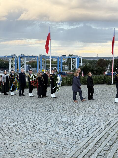 annaocichowska's tweet photo. 1 września miałam zaszczyt uczestniczyć na Westerplatte w obchodach 87. rocznicy wybuchu II wojny światowej.

O godzinie 4:45, dokładnie w chwili, w której 1 września 1939 roku rozpoczął się niemiecki atak na Westerplatte, wspólnie oddaliśmy hołd tym, którzy stanęli w obronie swojej Ojczyzny, a także milionom ofiar największej tragedii XX wieku.

Westerplatte pozostaje miejscem szczególnym - symbolem odwagi, poświęcenia i pamięci, która powinna łączyć kolejne pokolenia. Uroczystość była również przypomnieniem, jak wielką wartością są pokój, bezpieczeństwo i wolność.

Prezydent Karol Nawrocki 🇵🇱 powiedział podczas obchodów: „Pamięć o 1 września wymaga od nas prawdy i odpowiedzialności”. To słowa, które szczególnie mocno wybrzmiewają właśnie na Westerplatte.

Pamiętamy o bohaterach. Pamiętamy o ofiarach. Jesteśmy odpowiedzialni za to, aby pamięć o tamtych wydarzeniach nigdy nie zaginęła.

Cześć ich pamięci. 🕯️

———

On 1 September, I had the honour of attending the commemorations at Westerplatte marking the 87th anniversary of the outbreak of the Second World War.

At 4:45 a.m., at the exact moment when the German attack on Westerplatte began on 1 September 1939, we paid tribute together to those who stood in defence of their homeland, as well as to the millions of victims of the greatest tragedy of the 20th century.

Westerplatte remains a place of special significance - a symbol of courage, sacrifice and remembrance that should unite generations. The ceremony was also a reminder of how precious peace, security and freedom truly are.

President Karol Nawrocki 🇵🇱 said during the commemorations: “The memory of 1 September requires truth and responsibility from us.” These words resonate especially strongly at Westerplatte.

We remember the heroes. We remember the victims. We are responsible for ensuring that the memory of those events is never lost.

May their memory be honoured. 🕯️