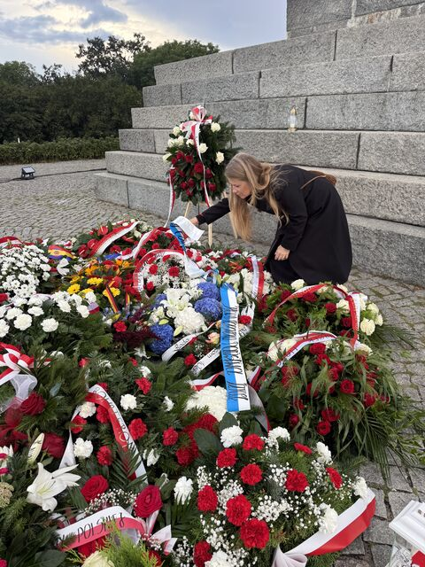annaocichowska's tweet photo. 1 września miałam zaszczyt uczestniczyć na Westerplatte w obchodach 87. rocznicy wybuchu II wojny światowej.

O godzinie 4:45, dokładnie w chwili, w której 1 września 1939 roku rozpoczął się niemiecki atak na Westerplatte, wspólnie oddaliśmy hołd tym, którzy stanęli w obronie swojej Ojczyzny, a także milionom ofiar największej tragedii XX wieku.

Westerplatte pozostaje miejscem szczególnym - symbolem odwagi, poświęcenia i pamięci, która powinna łączyć kolejne pokolenia. Uroczystość była również przypomnieniem, jak wielką wartością są pokój, bezpieczeństwo i wolność.

Prezydent Karol Nawrocki 🇵🇱 powiedział podczas obchodów: „Pamięć o 1 września wymaga od nas prawdy i odpowiedzialności”. To słowa, które szczególnie mocno wybrzmiewają właśnie na Westerplatte.

Pamiętamy o bohaterach. Pamiętamy o ofiarach. Jesteśmy odpowiedzialni za to, aby pamięć o tamtych wydarzeniach nigdy nie zaginęła.

Cześć ich pamięci. 🕯️

———

On 1 September, I had the honour of attending the commemorations at Westerplatte marking the 87th anniversary of the outbreak of the Second World War.

At 4:45 a.m., at the exact moment when the German attack on Westerplatte began on 1 September 1939, we paid tribute together to those who stood in defence of their homeland, as well as to the millions of victims of the greatest tragedy of the 20th century.

Westerplatte remains a place of special significance - a symbol of courage, sacrifice and remembrance that should unite generations. The ceremony was also a reminder of how precious peace, security and freedom truly are.

President Karol Nawrocki 🇵🇱 said during the commemorations: “The memory of 1 September requires truth and responsibility from us.” These words resonate especially strongly at Westerplatte.

We remember the heroes. We remember the victims. We are responsible for ensuring that the memory of those events is never lost.

May their memory be honoured. 🕯️