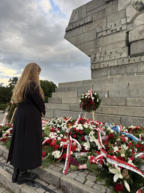 annaocichowska's tweet photo. 1 września miałam zaszczyt uczestniczyć na Westerplatte w obchodach 87. rocznicy wybuchu II wojny światowej.

O godzinie 4:45, dokładnie w chwili, w której 1 września 1939 roku rozpoczął się niemiecki atak na Westerplatte, wspólnie oddaliśmy hołd tym, którzy stanęli w obronie swojej Ojczyzny, a także milionom ofiar największej tragedii XX wieku.

Westerplatte pozostaje miejscem szczególnym - symbolem odwagi, poświęcenia i pamięci, która powinna łączyć kolejne pokolenia. Uroczystość była również przypomnieniem, jak wielką wartością są pokój, bezpieczeństwo i wolność.

Prezydent Karol Nawrocki 🇵🇱 powiedział podczas obchodów: „Pamięć o 1 września wymaga od nas prawdy i odpowiedzialności”. To słowa, które szczególnie mocno wybrzmiewają właśnie na Westerplatte.

Pamiętamy o bohaterach. Pamiętamy o ofiarach. Jesteśmy odpowiedzialni za to, aby pamięć o tamtych wydarzeniach nigdy nie zaginęła.

Cześć ich pamięci. 🕯️

———

On 1 September, I had the honour of attending the commemorations at Westerplatte marking the 87th anniversary of the outbreak of the Second World War.

At 4:45 a.m., at the exact moment when the German attack on Westerplatte began on 1 September 1939, we paid tribute together to those who stood in defence of their homeland, as well as to the millions of victims of the greatest tragedy of the 20th century.

Westerplatte remains a place of special significance - a symbol of courage, sacrifice and remembrance that should unite generations. The ceremony was also a reminder of how precious peace, security and freedom truly are.

President Karol Nawrocki 🇵🇱 said during the commemorations: “The memory of 1 September requires truth and responsibility from us.” These words resonate especially strongly at Westerplatte.

We remember the heroes. We remember the victims. We are responsible for ensuring that the memory of those events is never lost.

May their memory be honoured. 🕯️