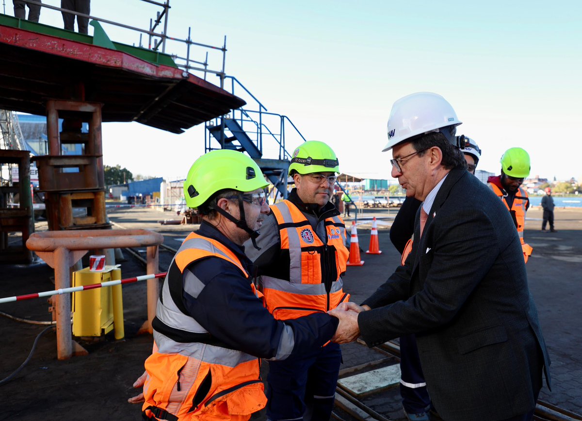 mindefchile's tweet photo. 🇨🇱 En su gira por Valdivia, el ministro Fernando Barros, acompañó al Presidente Kast en su visita a ASENAV, donde conocieron el trabajo de esta empresa nacional y su aporte al desarrollo productivo de la Región de Los Ríos. https://t.co/d6HcZKPCL3