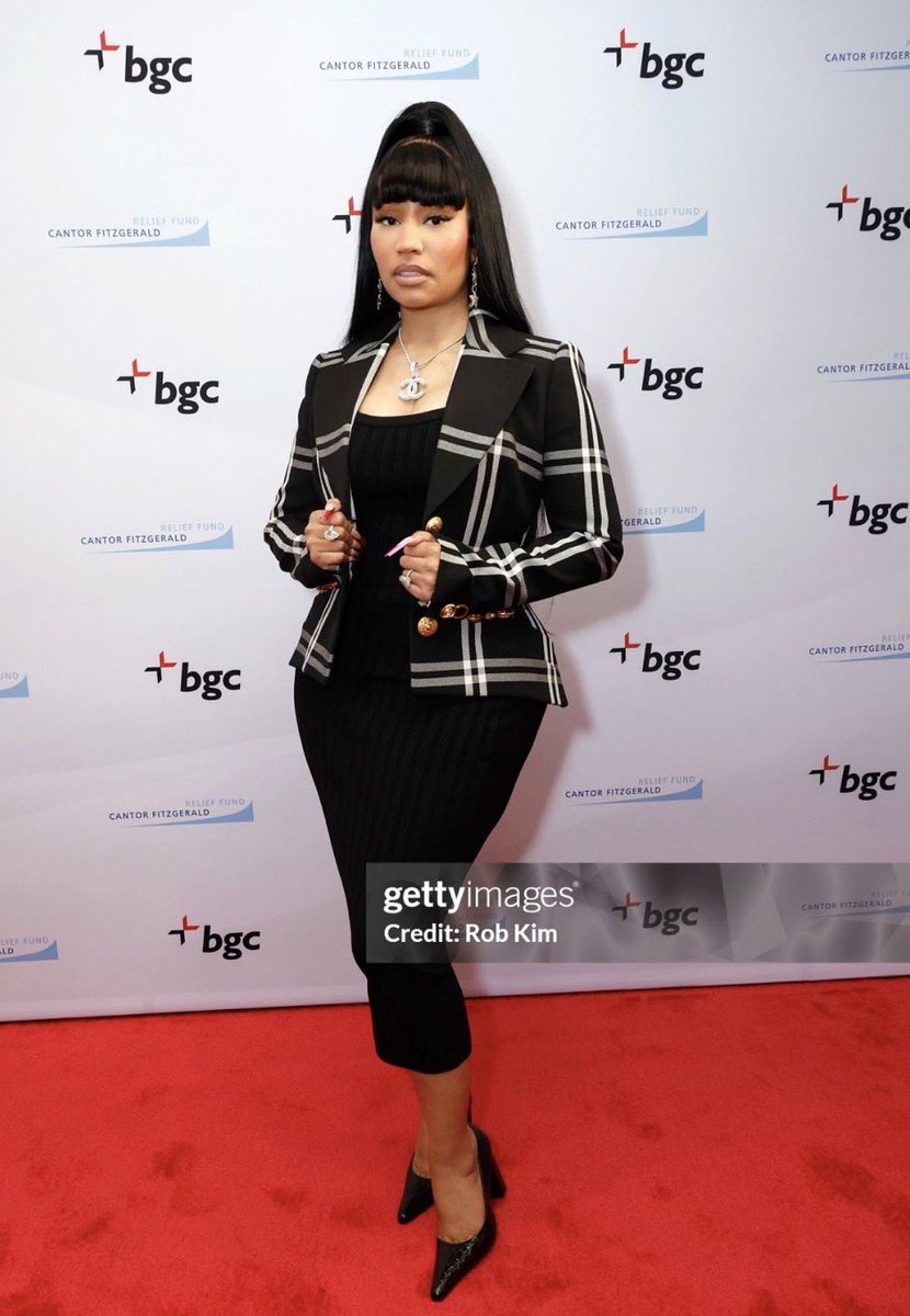 PoppPulse's tweet photo. The reigning Queen of Rap, Nicki Minaj, looks absolutely brilliant on the red carpet in these newly shared pics. 

Simply stunning. https://t.co/X7NlGULz71